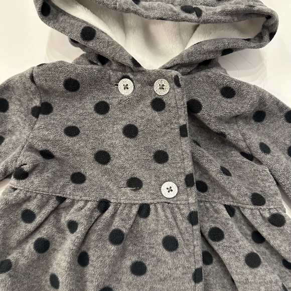 4/20$ Carter’s baby grey & black polka dot fleece cardigan w/ hood size 6M - Picture 3 of 7